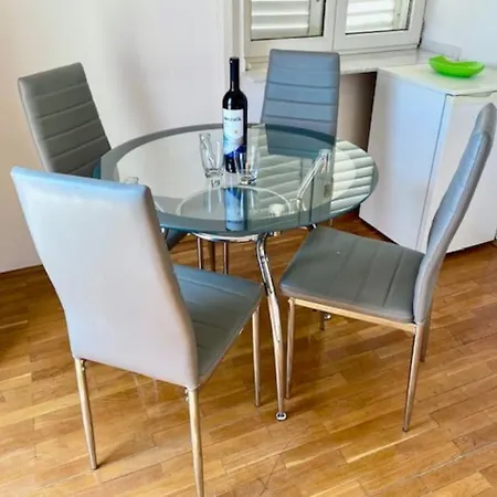 Charming 1-bed Near Arena And Centre Apartman Póla