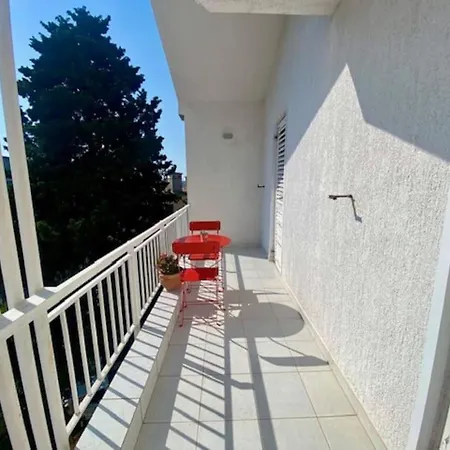 Apartman Charming 1-bed Near Arena And Centre Póla